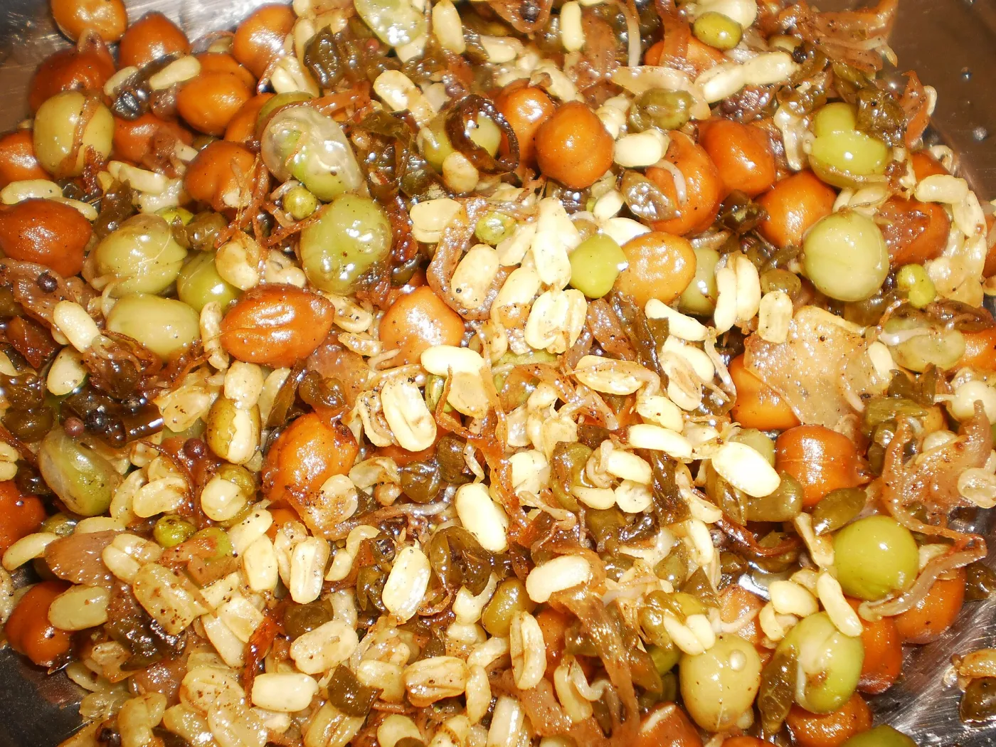 Curry of sprouted cherupayar and chickpeas.