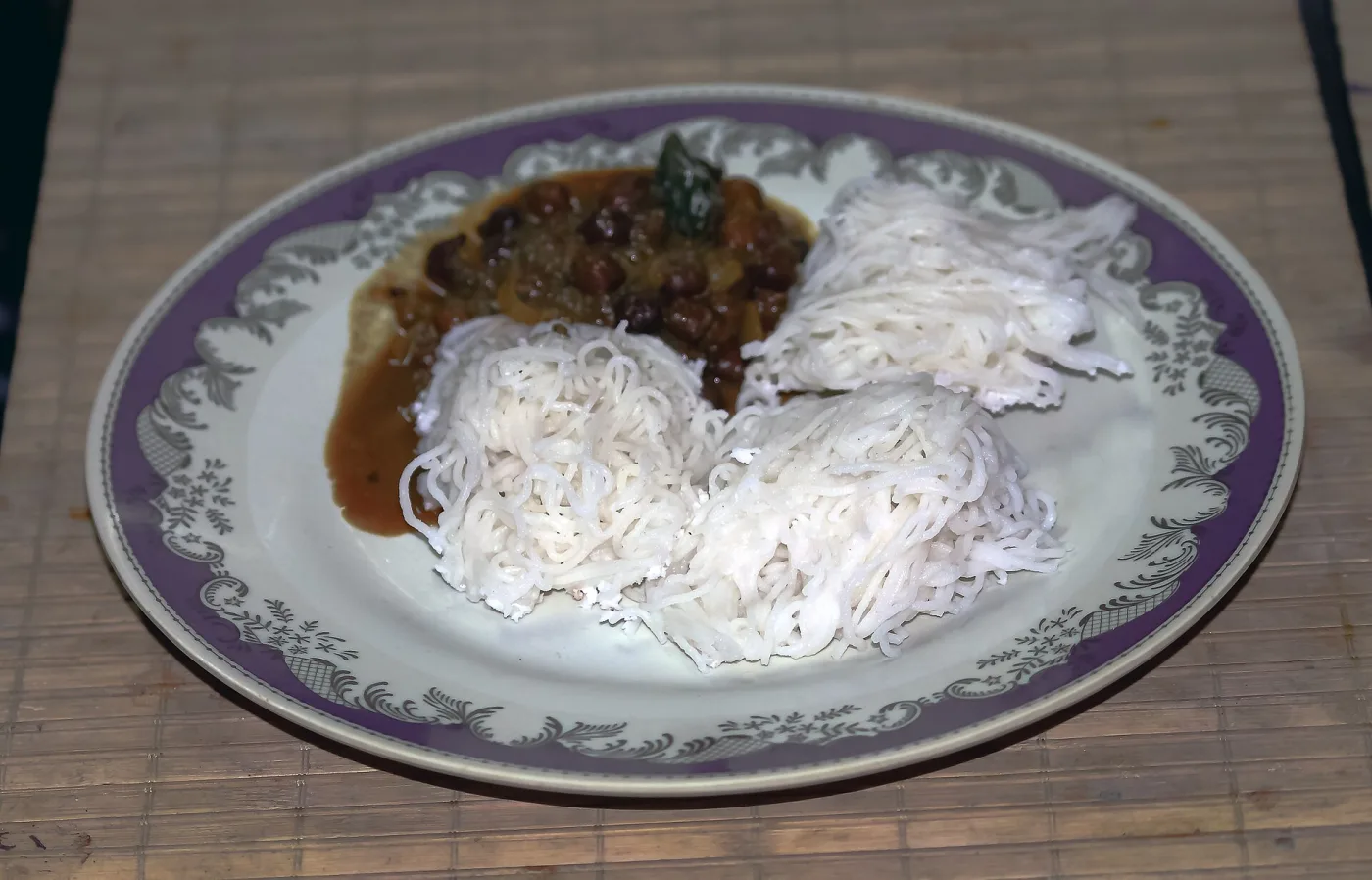 Noolappam with kadala curry.
