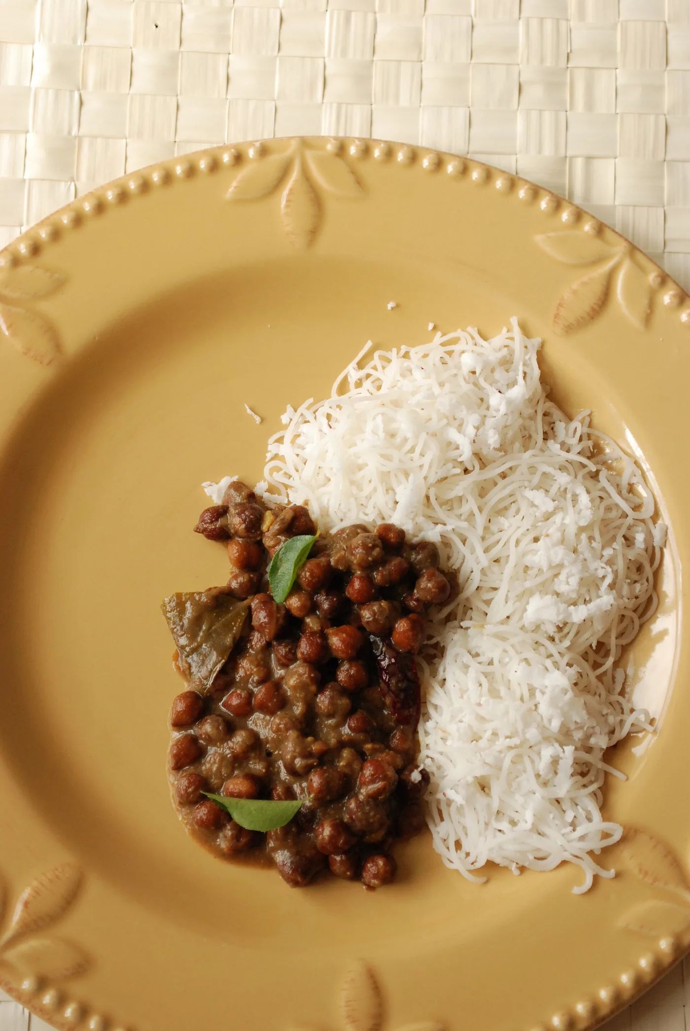Kadala curry with idiyappam and grated coconut.