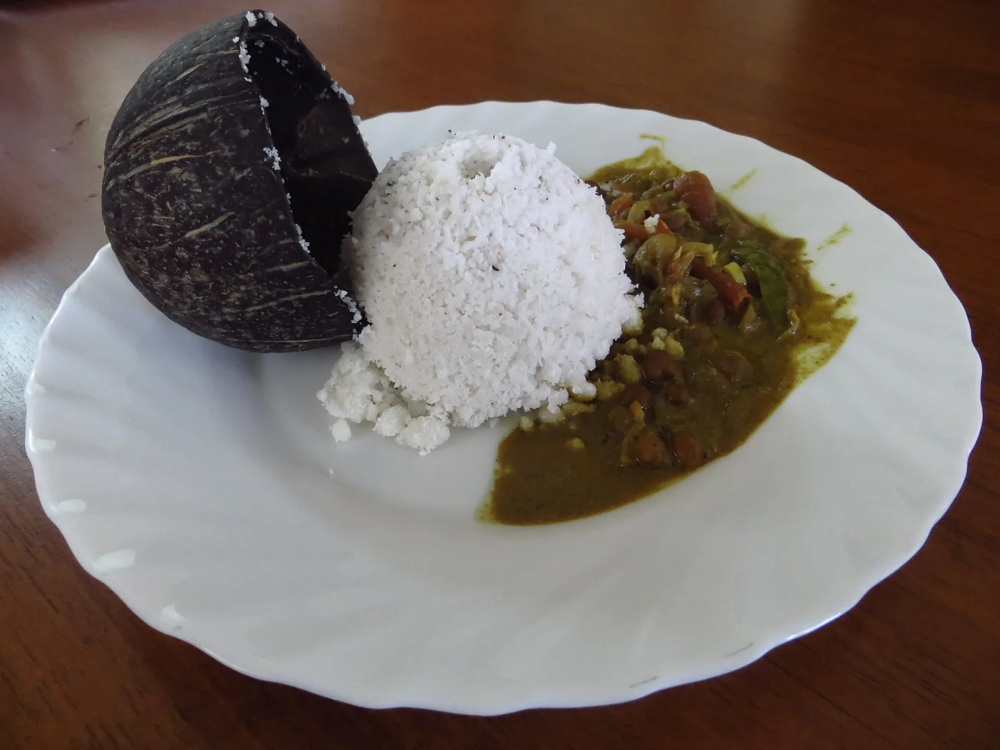 Chiratta puttu with kadala curry and the coconut-shell steamer.