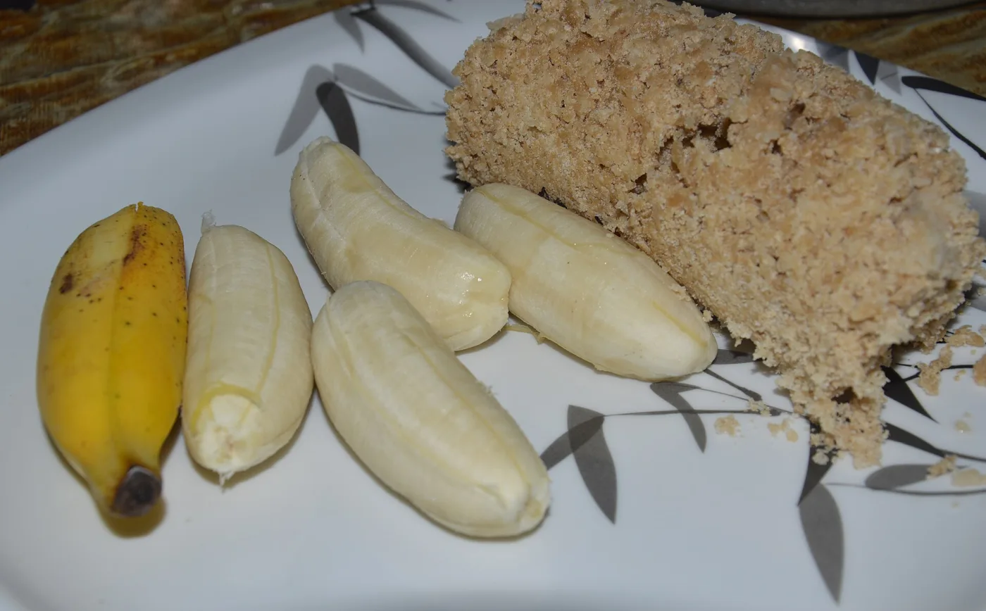 Wheat puttu served with bananas.